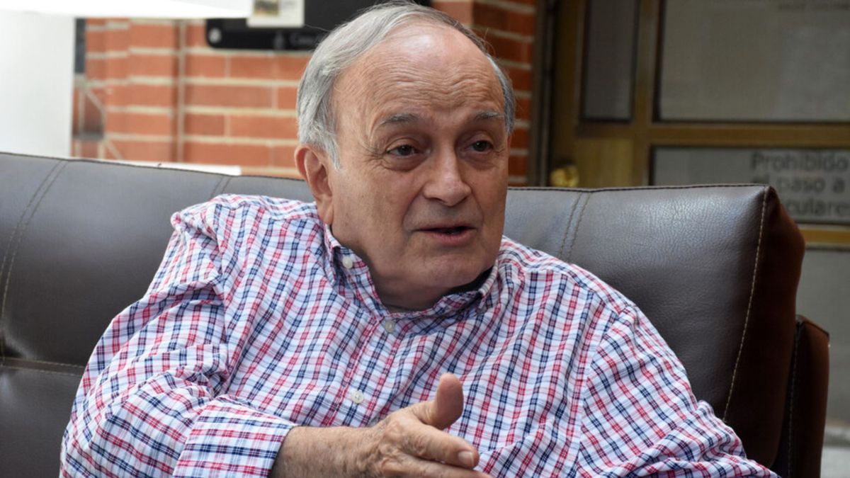 El periodista denunció que desconocidos querían entrar a su hogar disfrazados de militares.