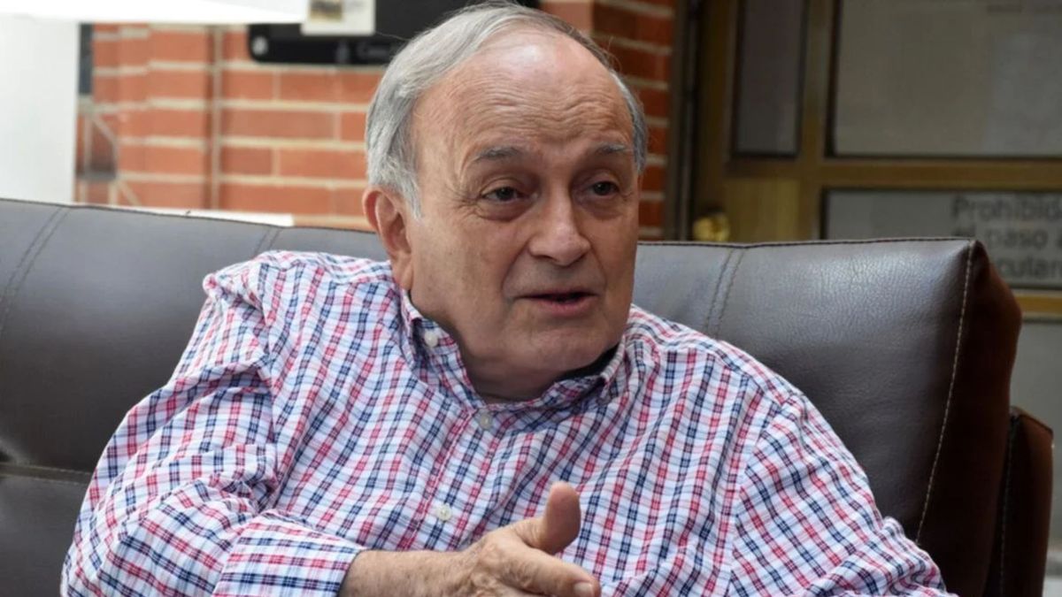 El periodista denunció que desconocidos querían entrar a su hogar disfrazados de militares.