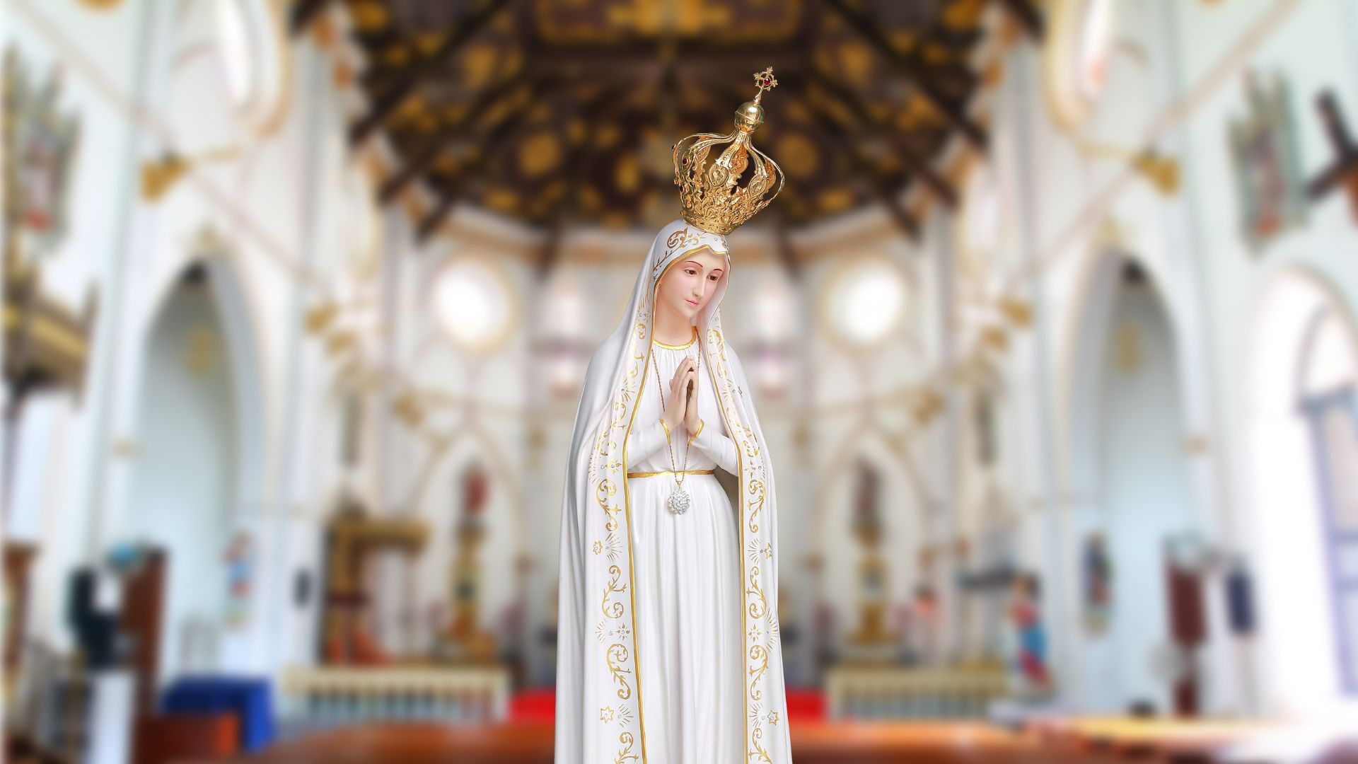 La iglesia católica celebra la aparición de la virgen cada 13 de mayo.