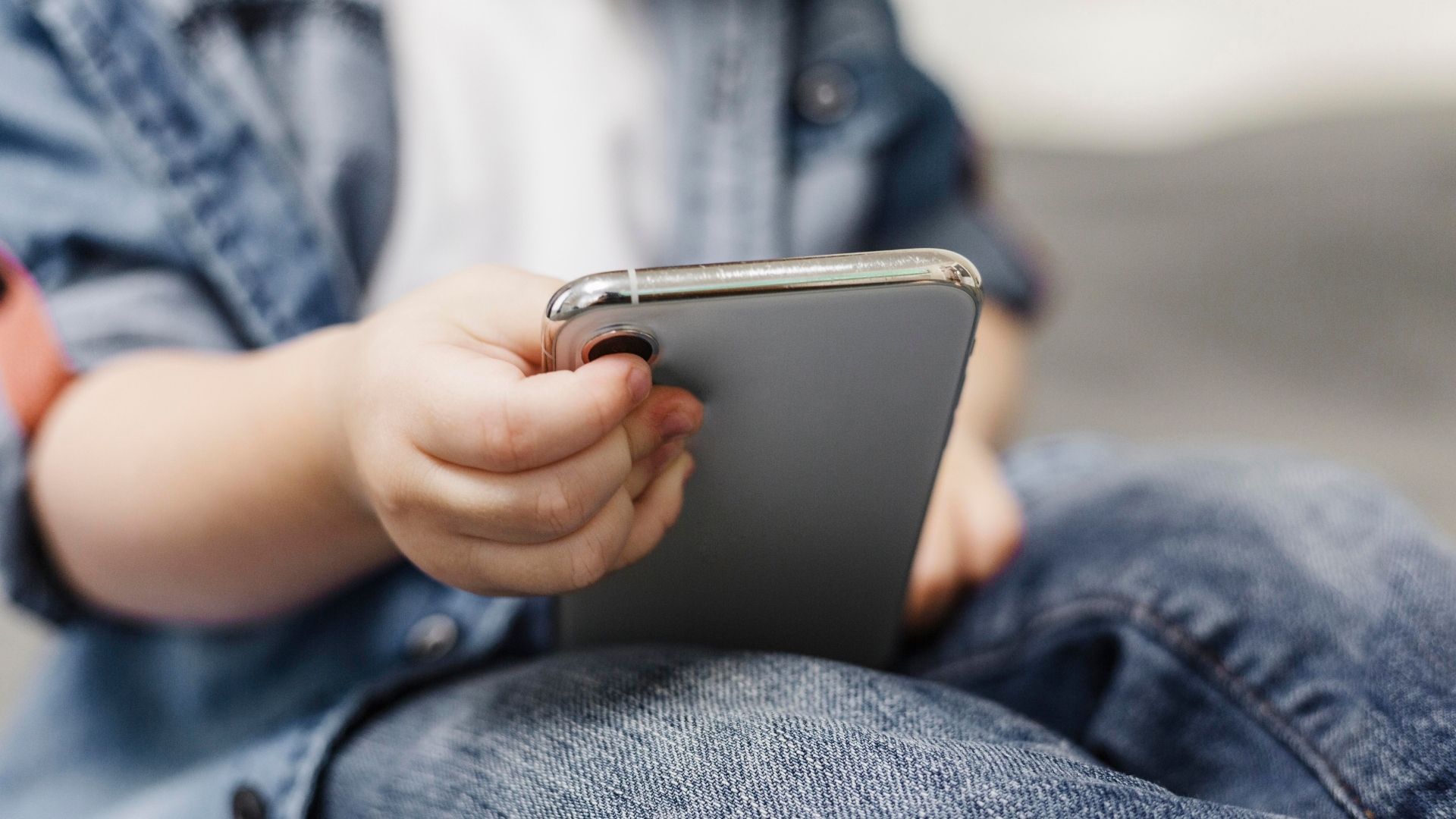 Los abusadores se ganan la confianza de los menores.