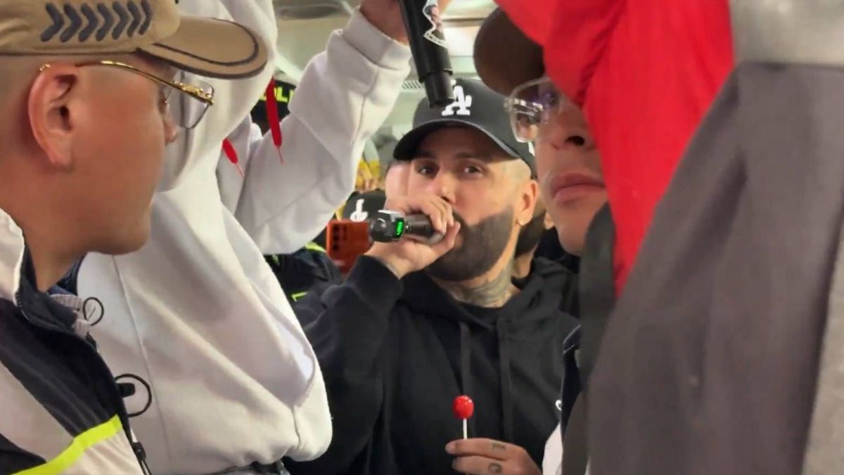 Nicky Jam viajó en TransMilenio rumbo a El Campín y sorprendió a decenas de pasajeros que lo reconocieron.