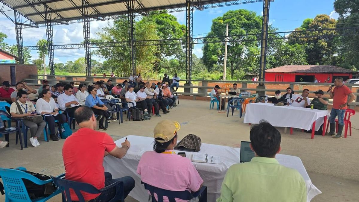Reunión de campesinos en diálogos de paz