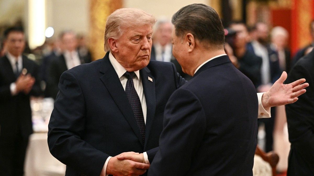 El presidente de China, Xi Jinping, y el presidente de Estados Unidos, Donald Trump, se dan la mano durante un banquete de Estado en el Gran Salón del Pueblo en Pekín