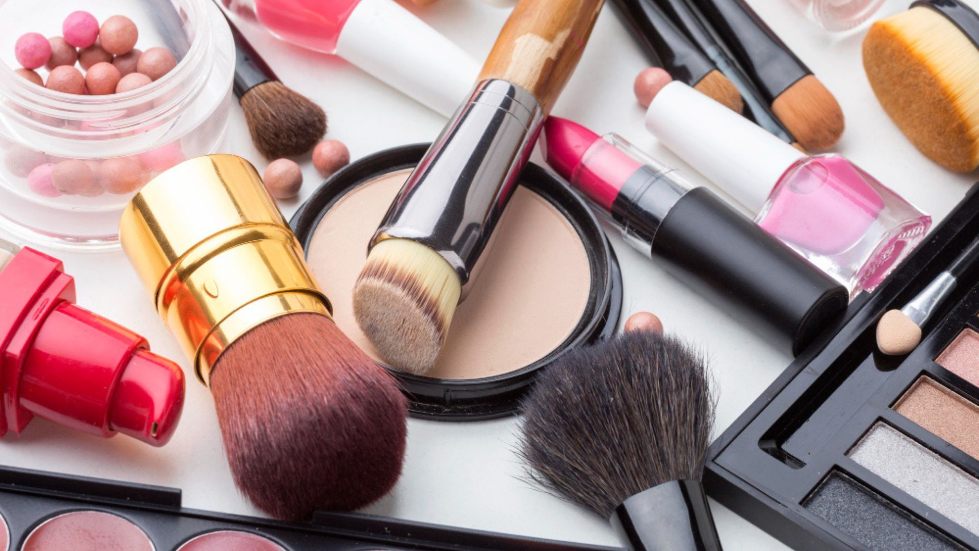 Otro consejo entre maquilladores es usar menos cantidad de producto.