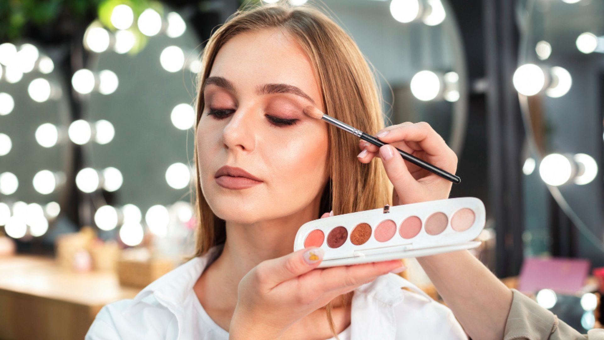 Los dermatólogos recuerdan que un maquillaje de mala calidad o mal conservado puede causar irritaciones, brotes de acné o molestias en la piel.