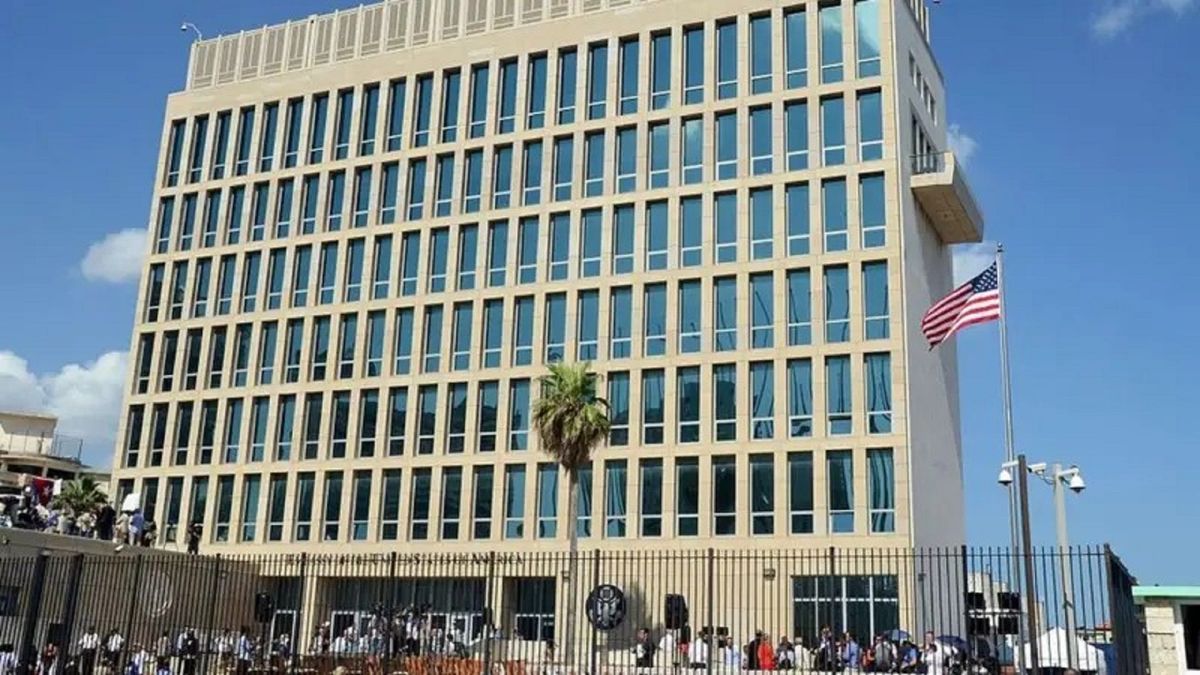 En su alerta de seguridad emitida este jueves 14 de mayo de 2026, la Embajada también reportó que el 13 de mayo se registraron múltiples protestas en La Habana debido a los prolongados apagones.