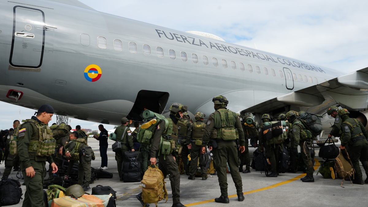 Tropas del Ejército siendo desplegadas en aviones de la FAC.