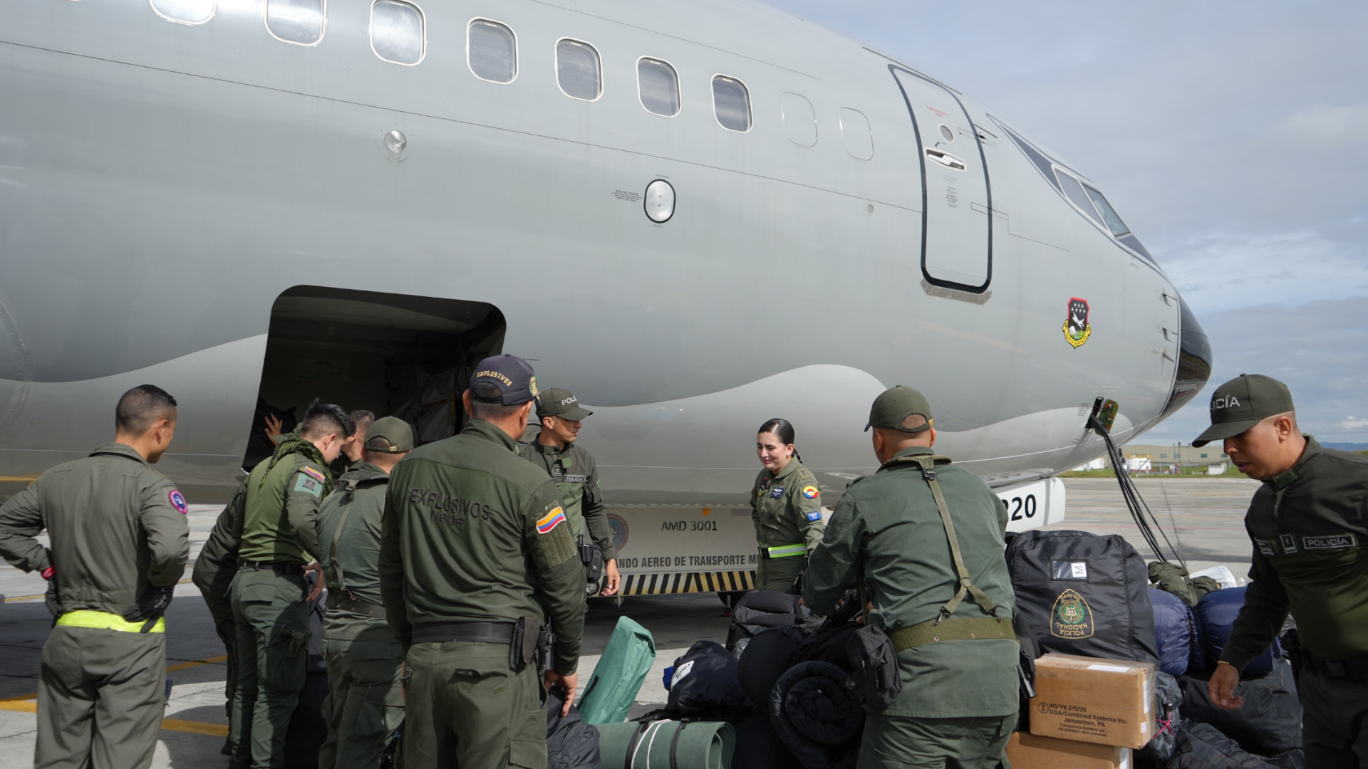 Tropas del Ejército siendo desplegadas en aviones de la FAC.