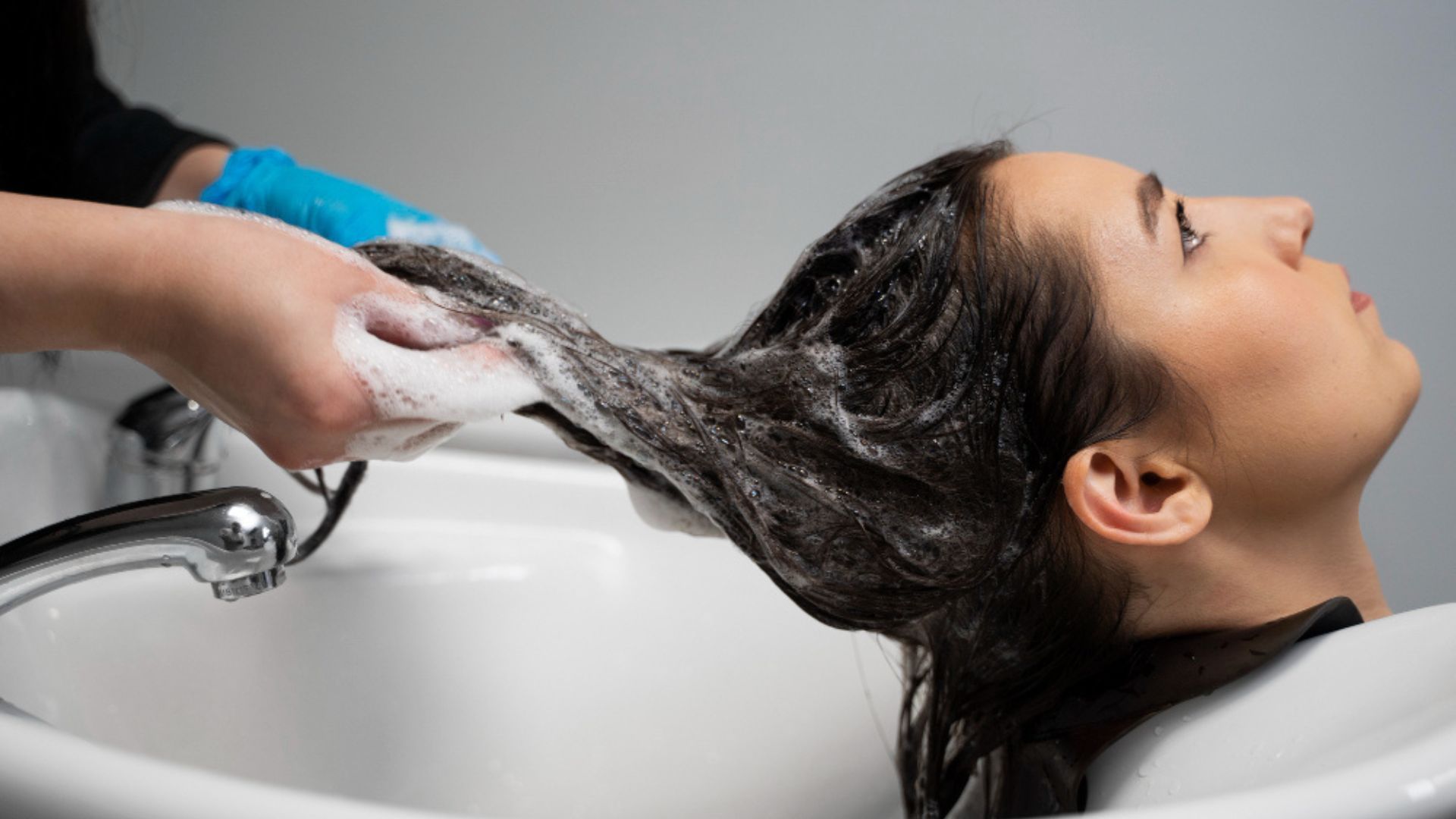 Lo mismo ocurre con quienes usan geles, sprays o cremas para peinar con frecuencia.