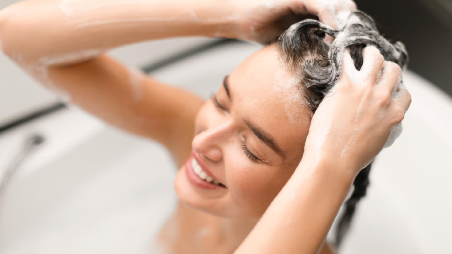 Los especialistas explican que el cabello lacio puede distribuir más rápido la grasa natural desde la raíz hasta las puntas, por eso suele verse “sucio” en menos tiempo.