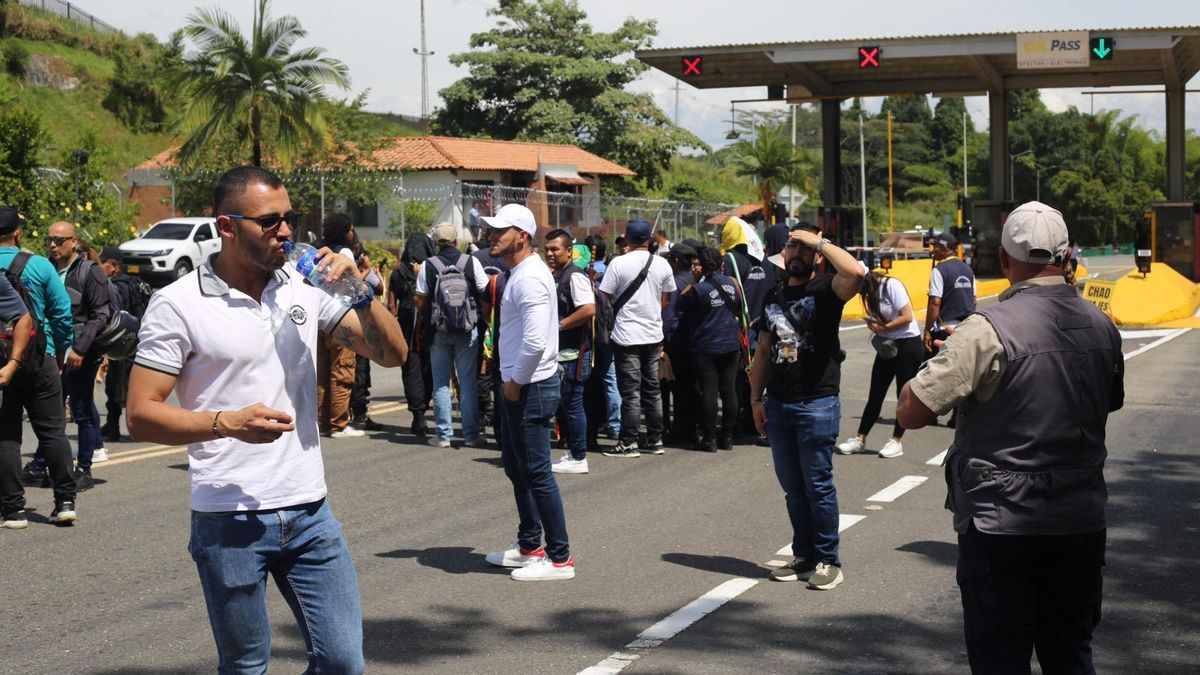Manifestantes bloquean el paso por los peajes de La Autopista del Café