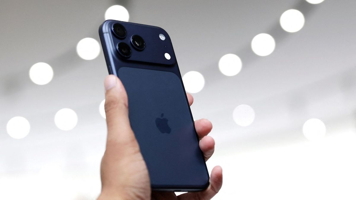 Apple acordó pagar 250 millones de dólares para cerrar una demanda relacionada con funciones de IA de Siri en iPhone.
