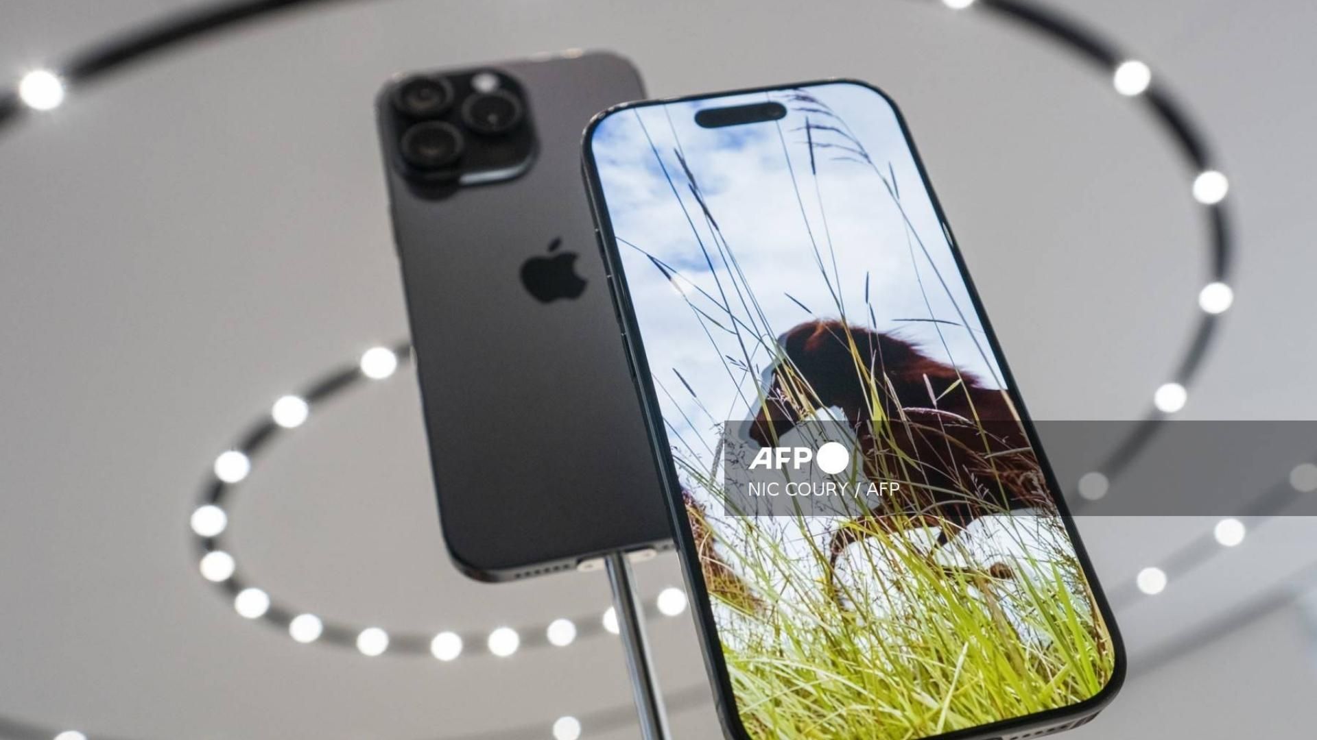 La demanda contra Apple señala que algunas herramientas de Siri no estaban disponibles al momento del lanzamiento de los equipos.