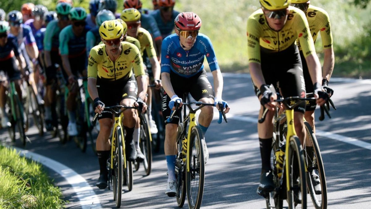 Egan Bernal queda de puesto 15 en la clasificación general en la Gira de Italia tras la etapa 8