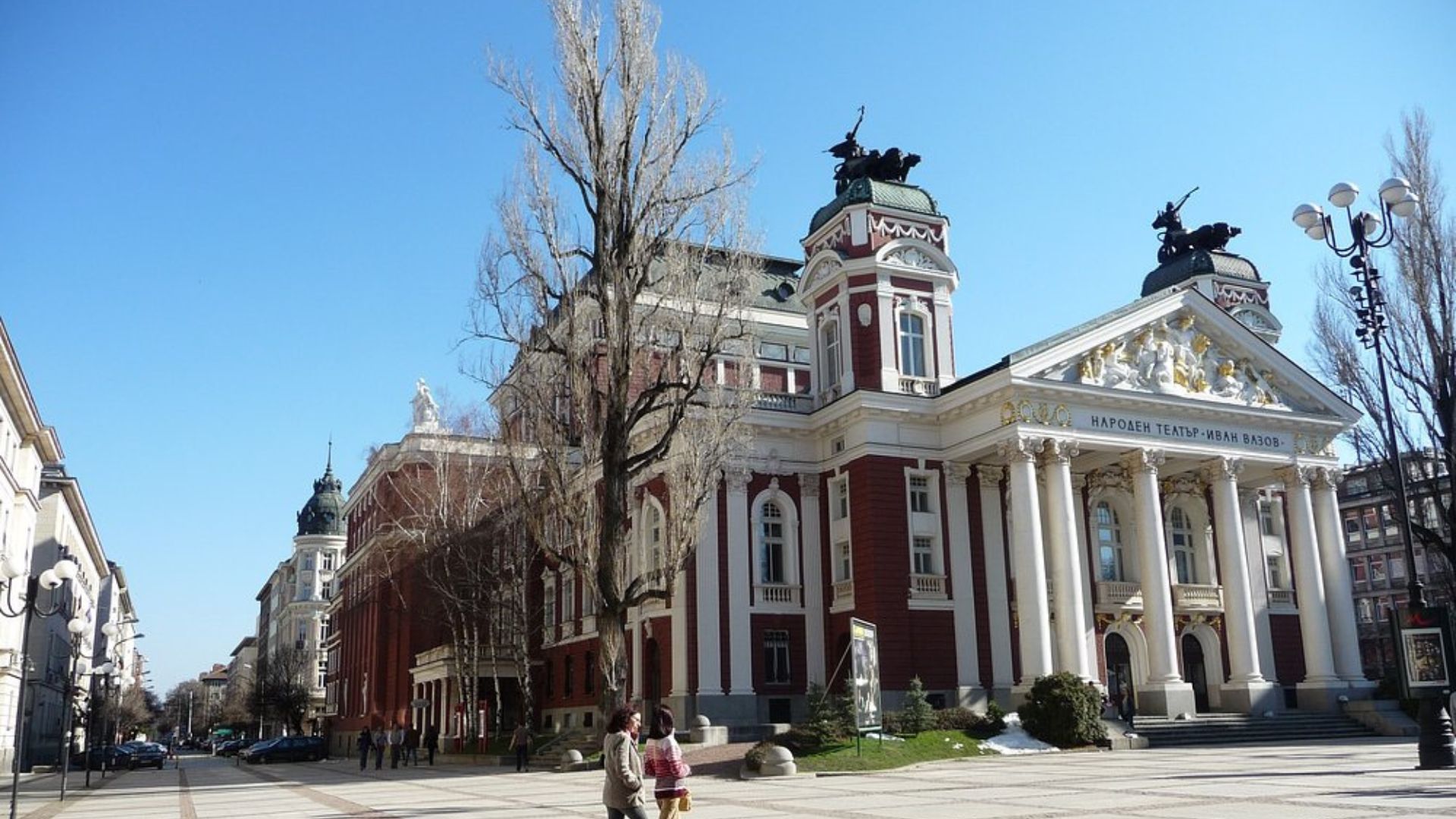 Entre los sitios más conocidos aparece la Catedral Alexander Nevsky, considerada uno de los puntos turísticos más visitados de Bulgaria.