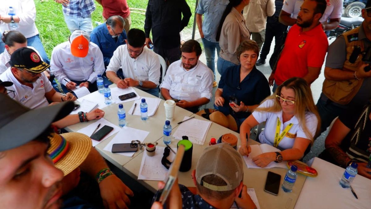 Mesa de Dialogo en Autopistas del Cafe