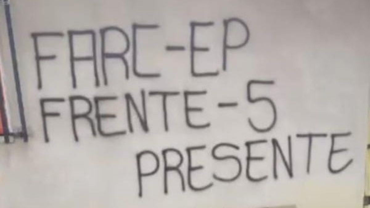 Grafitis del Frente 5 de las disidencias Farc en Briceño