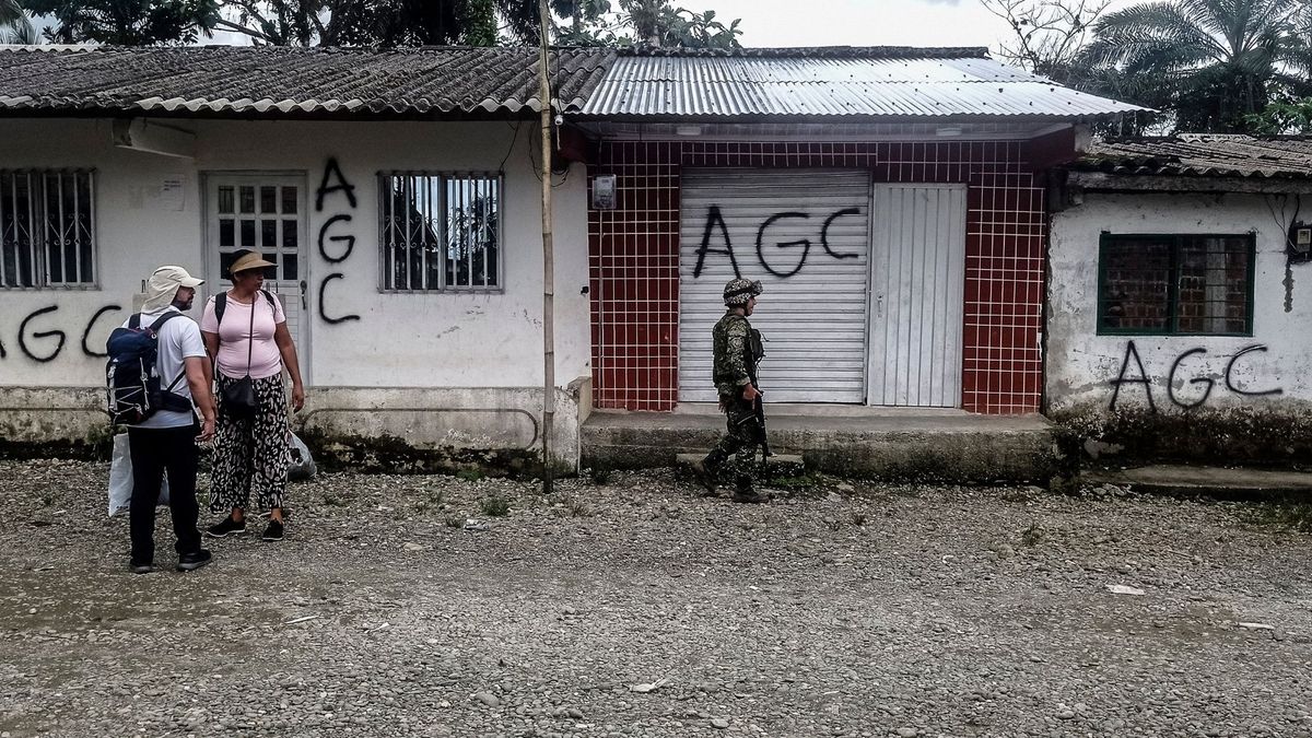 Buenaventura, una de las zonas de mayor influencia del Clan del Golfo, está plagada de grafitis alusivos al grupo armado, que dialoga con el Gobierno para trasladarse a Zonas de Ubicación Temporal (ZUT) que la Defensoría del Pueblo critica.