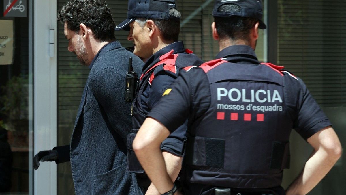 Agentes catalanes escoltan a Jonathan Andic, hijo de Isak Andic, fundador de la marca de moda española Mango