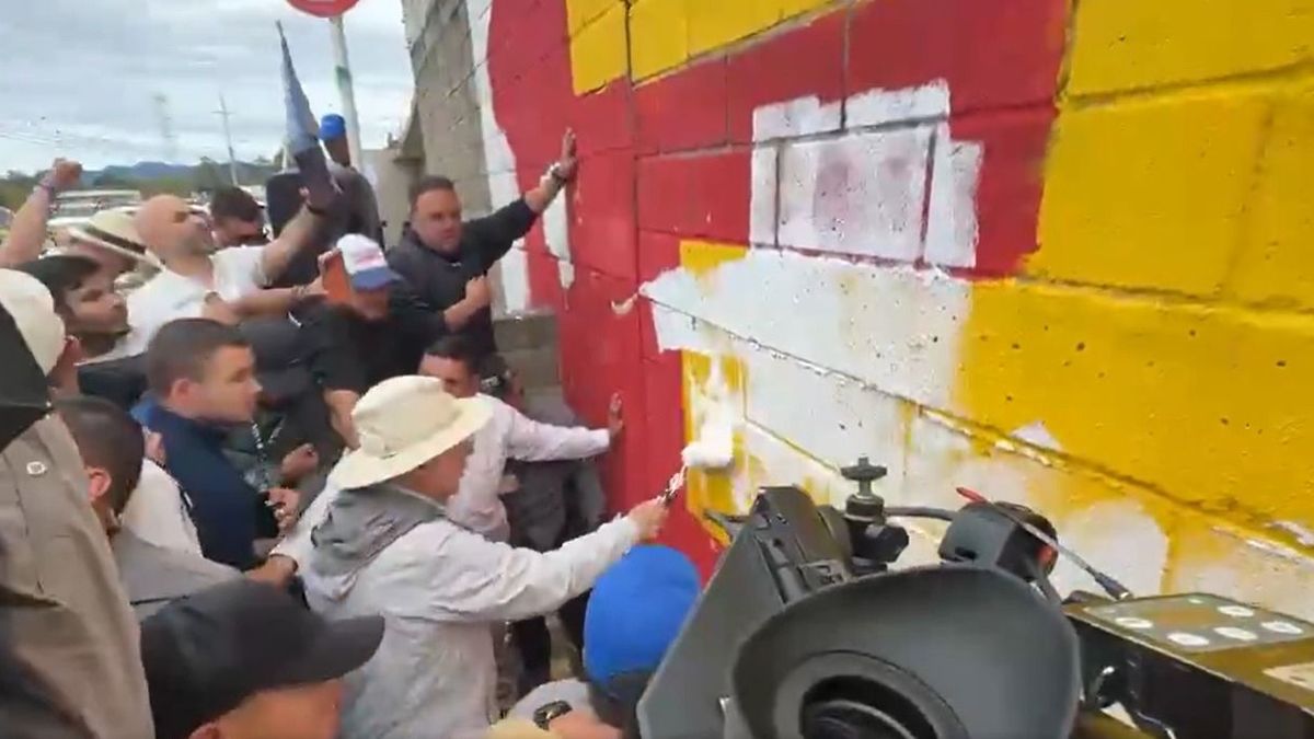 “¡A mí primero me tienen que matar!”: Uribe enfrentó protesta frente a su casa y borró mural en Llanogrande
