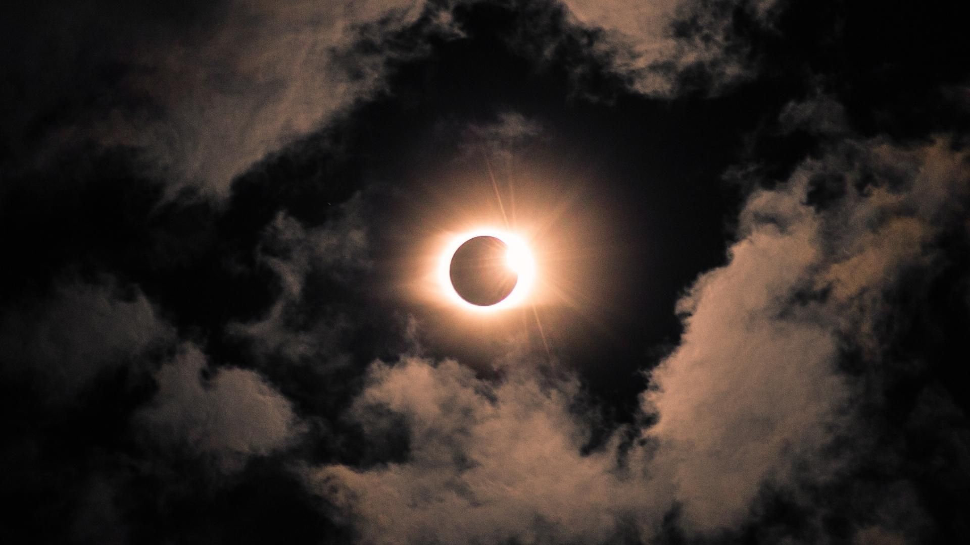 La Luna bloqueará por completo la luz del Sol durante la fase de totalidad del eclipse.
