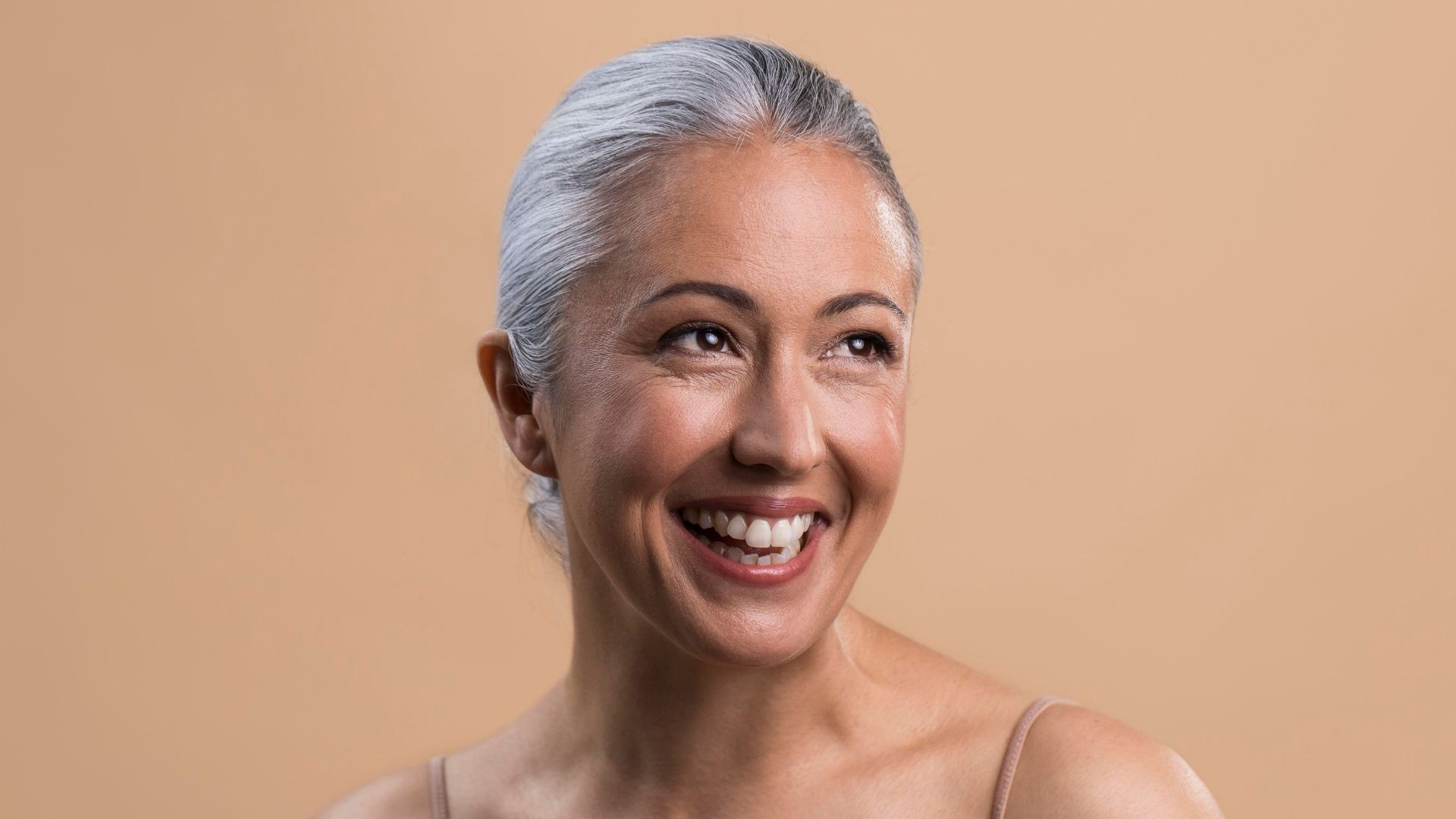 Después de los 50 años, el cabello suele perder grosor, brillo y elasticidad.