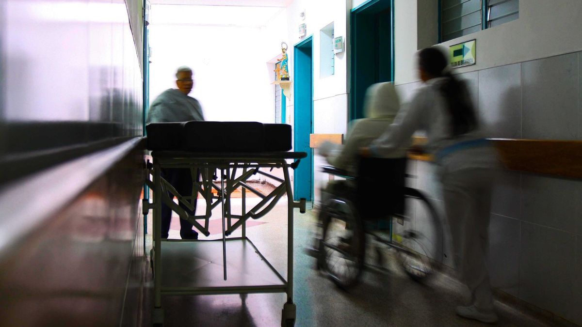 Atención de pacientes en hospital y crisis en la salud.