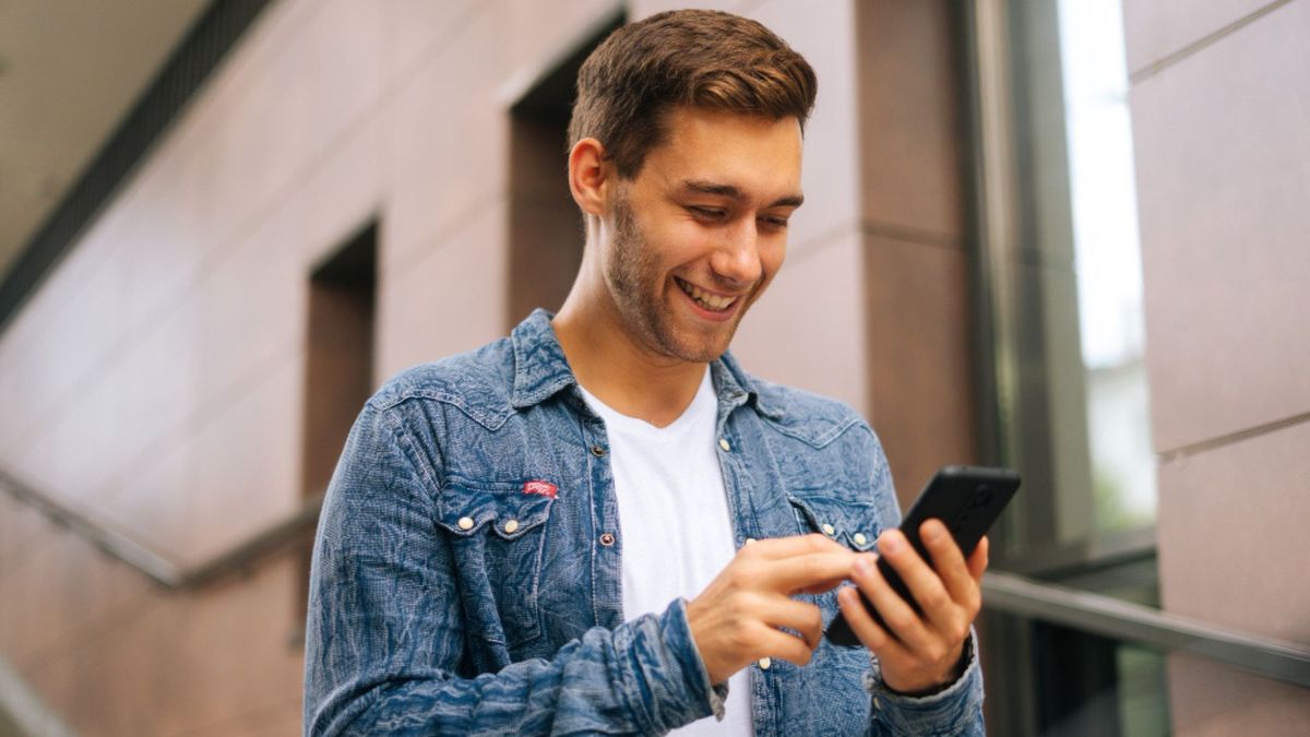 Jóvenes pasan en las pantallas, casi lo equivalente a una jornada laboral semanal.