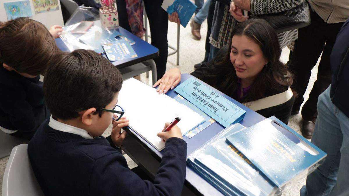 Más de 380 niños escriben su propio libro en Bogotá.