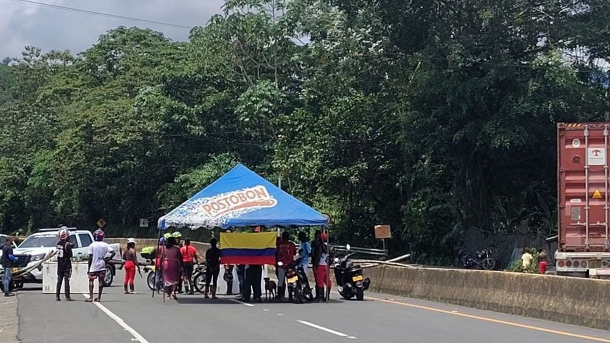 Más de 24 horas lleva bloqueada la vía Cali- Buenaventura en ambos sentidos