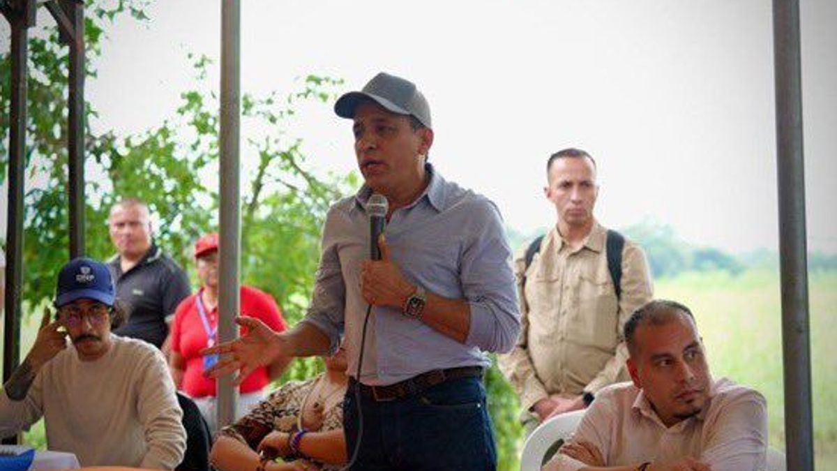 El senador del Pacto Histórico Alexander López entregó detalles del intento de secuestro en su contra en la vía Panamericana, en el departamento del Cauca, y lanzó un duro reclamo al ministro de Defensa, Pedro Sánchez, por la falta de presencia de la fuerza pública en el corredor vial. Según relató el congresista, los hechos ocurrieron luego de finalizar una concentración política en Popayán junto al candidato presidencial Iván Cepeda y su fórmula Aida Quilcué. Aseguró que horas antes había advertido personalmente al ministro sobre la ausencia de controles de seguridad en la carretera, sin embargo, “no se tomó ninguna medida”. “Yo viajé en horas de la mañana a Cali, Popayán y en ese recorrido no vi que hubiese un control de la fuerza pública en la vía Panamericana. Le dije, ministro, no hay fuerza pública en la vía Panamericana y me parece que esto es muy grave’. El ministro dijo que iba a tomar medidas y, de verdad, no tomó ningún tipo de medida”, sostuvo. López agregó que ahora espera explicaciones oficiales sobre lo ocurrido, advirtiendo además que el punto donde ocurrieron los hechos ya había sido escenario de otros ataques violentos atribuidos a las disidencias de las Farc. Así ocurrió el ataque a la caravana De acuerdo con el relato del senador, el incidente se presentó pocos minutos después de salir de Popayán. La caravana se movilizaba por la vía Panamericana cuando encontraron un “pare y siga” debido a obras en la carretera. López indicó que en ese momento decidió trasladarse a una camioneta particular en la que viajaba el senador electo Kevin Gómez, mientras que el vehículo oficial asignado por la Unidad Nacional de Protección (UNP) quedó rezagado junto a su esquema de seguridad. “Nosotros adelantamos un poquito por la berma derecha y eso generó que se quedara retrasada mi camioneta en la parte de atrás”, relató. Minutos después, recibió información de que dos camionetas habían sido robadas en la zona. El senador comenzó a llamar a su escolta, pero no obtuvo respuesta inmediata. Posteriormente conoció que el vehículo de la UNP había sido atacado con disparos de fusil y que su escolta había sido retenido por hombres armados. “Lo atacaron directamente cuando él estaba en la camioneta. Intentó movilizarse, pero con tiros de fusil lo hicieron bajar del vehículo”, explicó. Según López, los hombres armados subieron al escolta al automóvil y lo trasladaron durante aproximadamente 15 o 20 minutos hacia una zona montañosa. Durante el recorrido, le preguntaban insistentemente por el paradero del senador. “Ellos manifestaron que dónde estaba el jefe de él. Todo el tiempo le preguntaban que dónde estaba el jefe”, narró el congresista. El uniformado logró escapar en medio del trayecto. “Él toma una decisión muy valerosa y es tirarse del vehículo en movimiento hacia el monte. Ellos paran el carro e inician una persecución también con tiros de fusil contra él, y logra evadir ese ataque”, aseguró López. “No fue una situación circunstancial” El senador insistió en que el hecho no puede considerarse un episodio aislado o accidental, sino un ataque dirigido específicamente contra él y su comitiva. “Esta es una situación absolutamente grave, porque justamente en ese sitio donde atacaron mi vehículo y donde aparentemente pretendían secuestrarme o asesinarnos, hace 20 días fueron asesinados 21 campesinos del Cauca”, afirmó. También recordó que en esa misma zona, meses atrás, fue atacado a tiros el senador Temístocles Ortega y su equipo de trabajo. Para López, estos antecedentes evidencian graves fallas en inteligencia y seguridad por parte del Estado. “Hay una absoluta deficiencia de inteligencia y de seguridad por parte de miembros de la fuerza pública”, señaló. El congresista insistió en que espera un informe detallado por parte del Ministerio de Defensa sobre las decisiones que se tomaron luego de la alerta que entregó horas antes del ataque y reiteró que la situación en el Cauca sigue siendo crítica por la presencia de grupos armados ilegales y las constantes acciones violentas contra líderes sociales, comunidades y dirigentes políticos.
