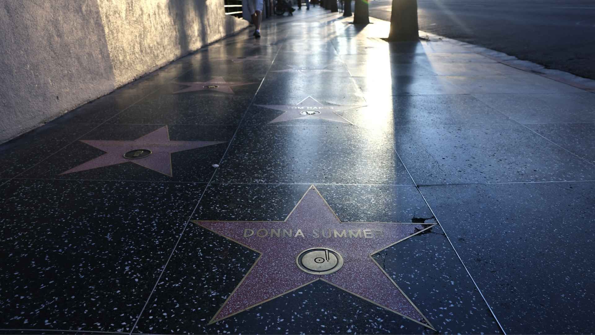 El Paseo de la Fama en Hollywood reúne estrellas de artistas estadounidenses y figuras latinas distribuidas a lo largo de varias cuadras.