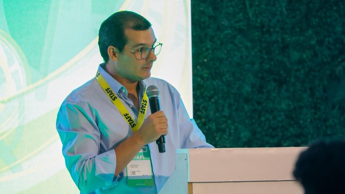 José Francisco Zúñiga advierte que la baja del dólar, el alza en fertilizantes, los efectos climáticos y las extorsiones están afectando la competitividad del sector bananero colombiano.