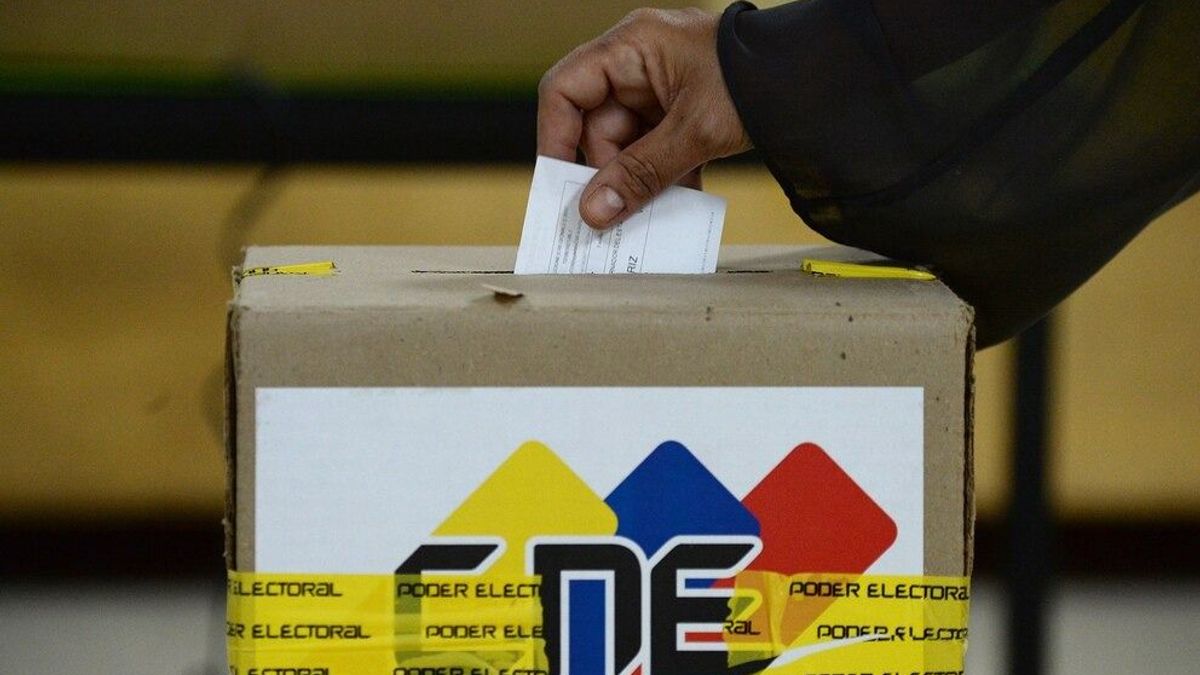 Al cumplirse los tres primeros meses en el cargo, ONG, juristas y partidos comenzaron a cuestionar el sustento legal de su mandato y la ausencia de una fecha para elecciones.