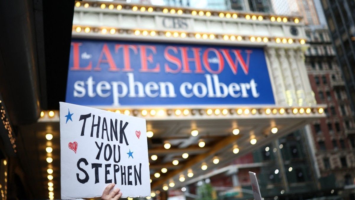 Simpatizantes se despiden del presentador de Stephen Colbert de The late night show
