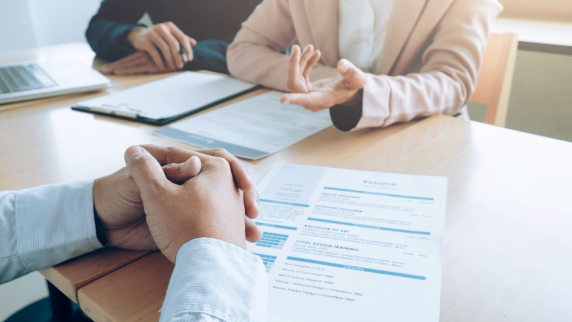 Según la Secretaría Distrital de Desarrollo Económico, buena parte de las vacantes se concentra en sectores como salud, logística, comercio, construcción y tecnología.