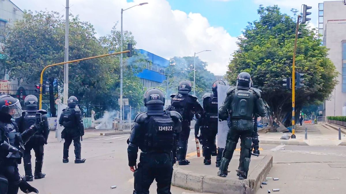 Encapuchados se enfrentan a la Policía en la Universidad Pedagógica con uso de metralla