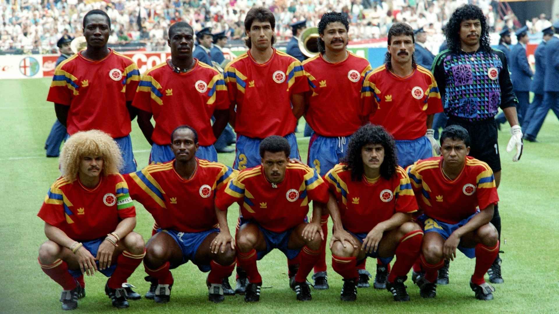 Camiseta de Italia 1990: Diseño de Adidas con camiseta roja y franjas amarillas y azules, usada en el regreso de Colombia al Mundial.