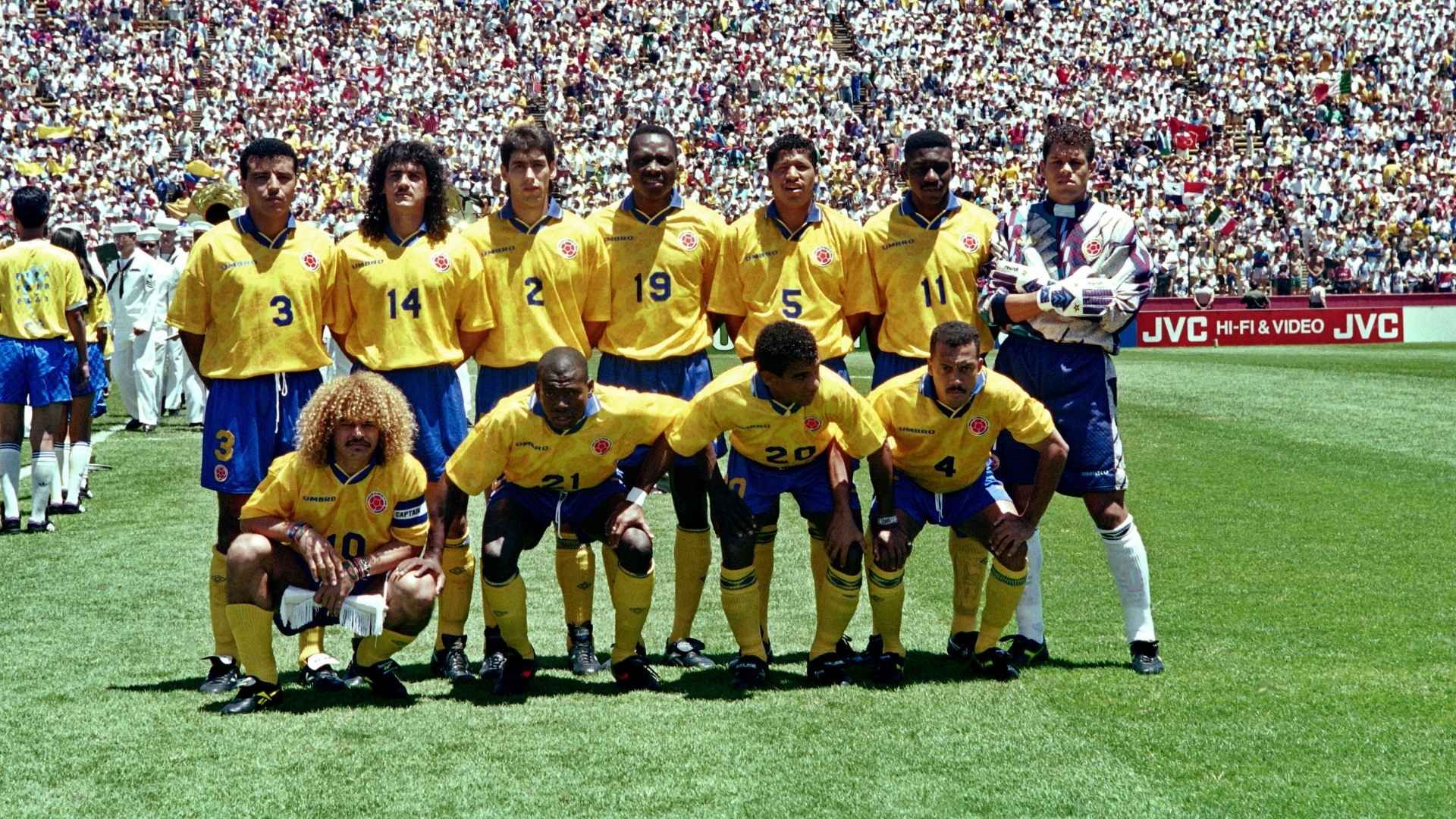 Camiseta de Estados Unidos 1994: Uniforme amarillo de Umbro con figuras geométricas en hombros y costados durante el torneo norteamericano.