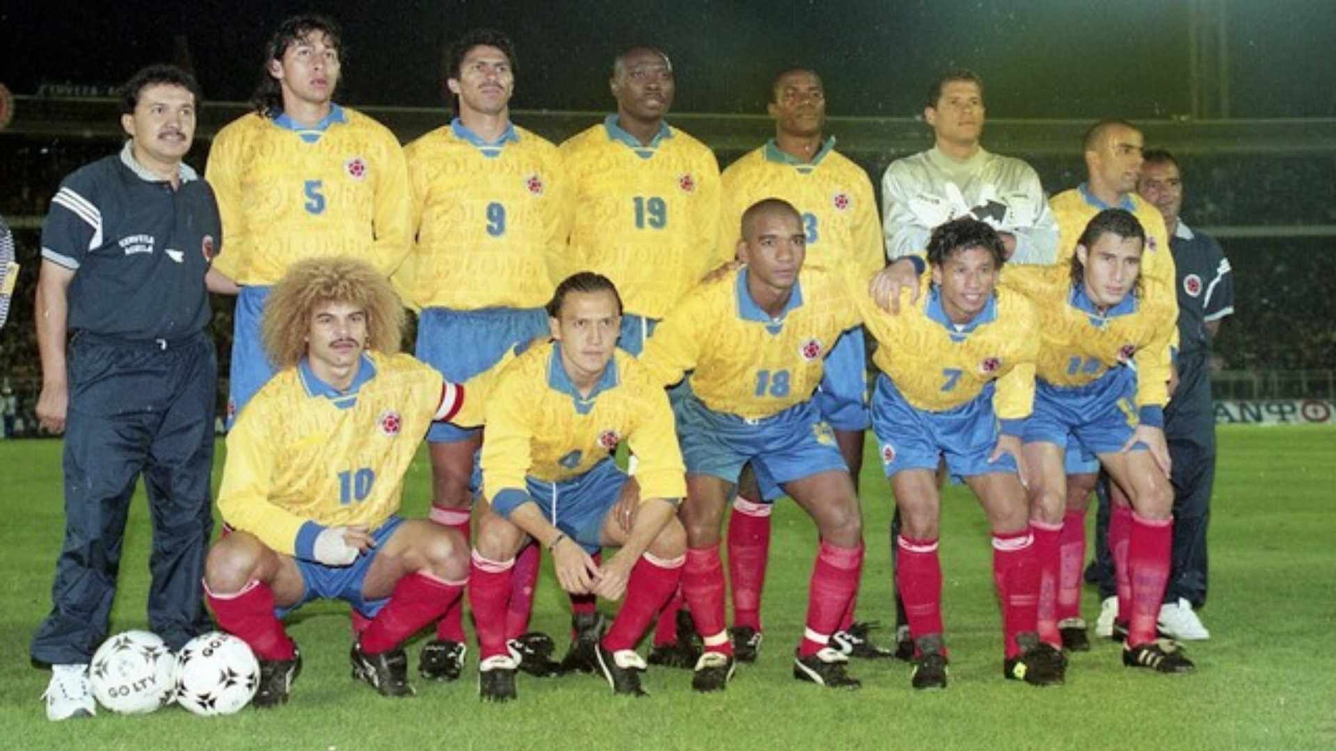 Camiseta de Francia 1998: Modelo de Reebok con cuello azul y líneas rojas que marcó el cierre de una era mundialista.