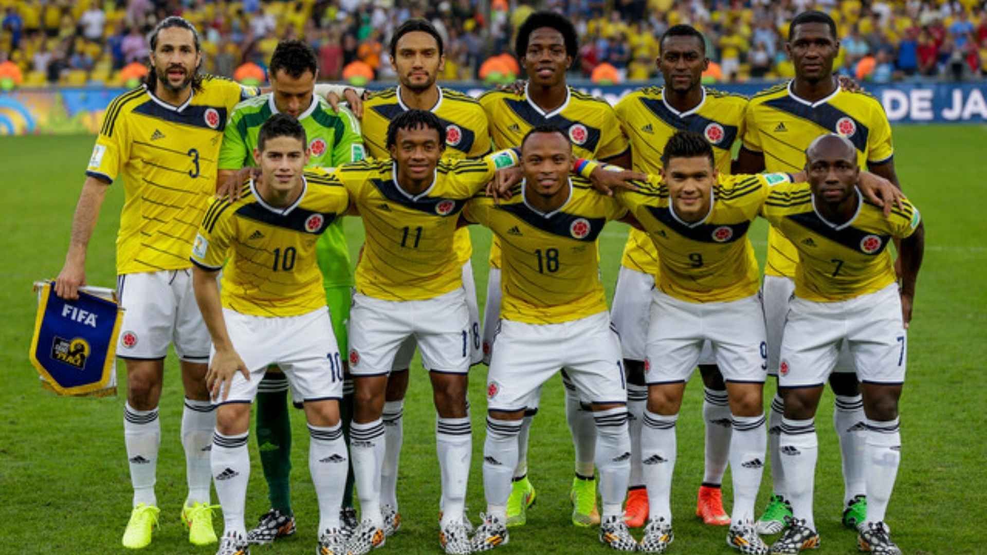 Camiseta de Brasil 2014: Diseño de Adidas con líneas diagonales oscuras y detalles inspirados en el regreso de Colombia a la Copa Mundo.