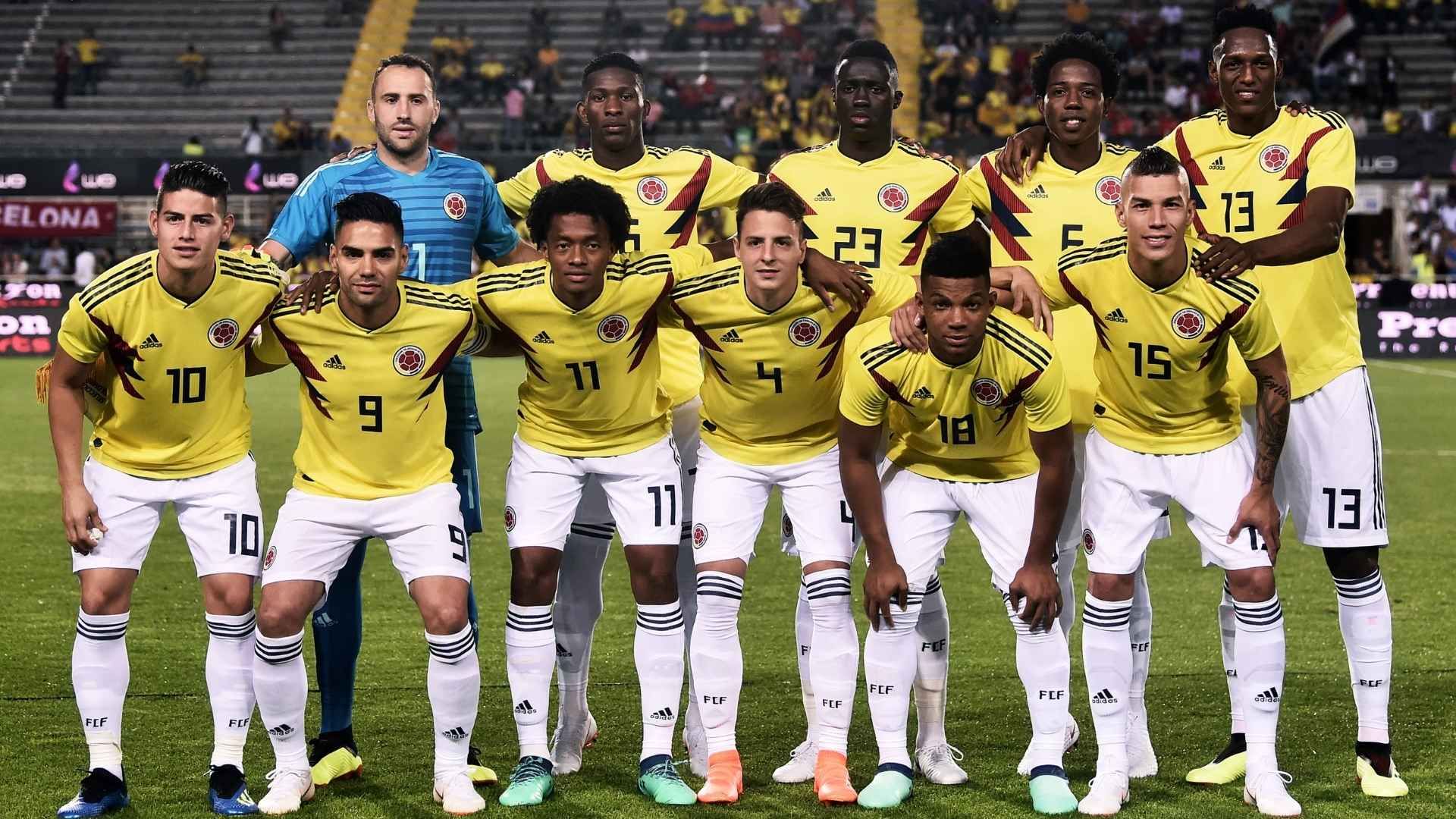 Camiseta de Rusia 2018: Uniforme amarillo con bandas diagonales azules y rojas inspirado en la camiseta utilizada en Italia 1990.