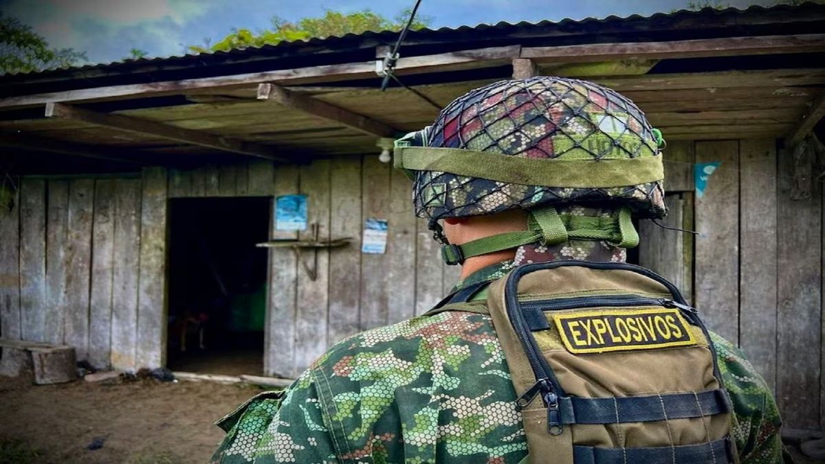 El Ejército también advirtió que, según información de inteligencia, este grupo armado estaría instalando explosivos en caminos rurales, puentes, trochas y pasos obligados en zonas de los departamentos de Meta y Guaviare.