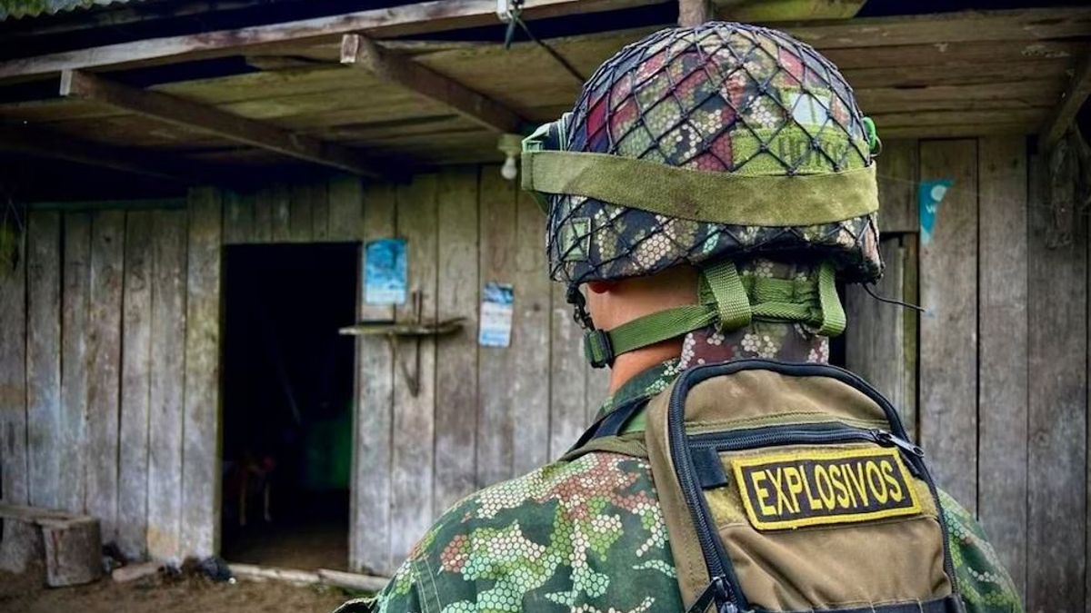El Ejército también advirtió que, según información de inteligencia, este grupo armado estaría instalando explosivos en caminos rurales, puentes, trochas y pasos obligados en zonas de los departamentos de Meta y Guaviare