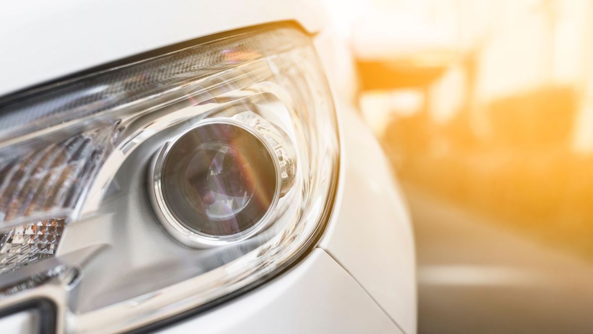 Lo vehículos cuentan con un sistema de luces que varía para mejorar la iluminación en carreteras.