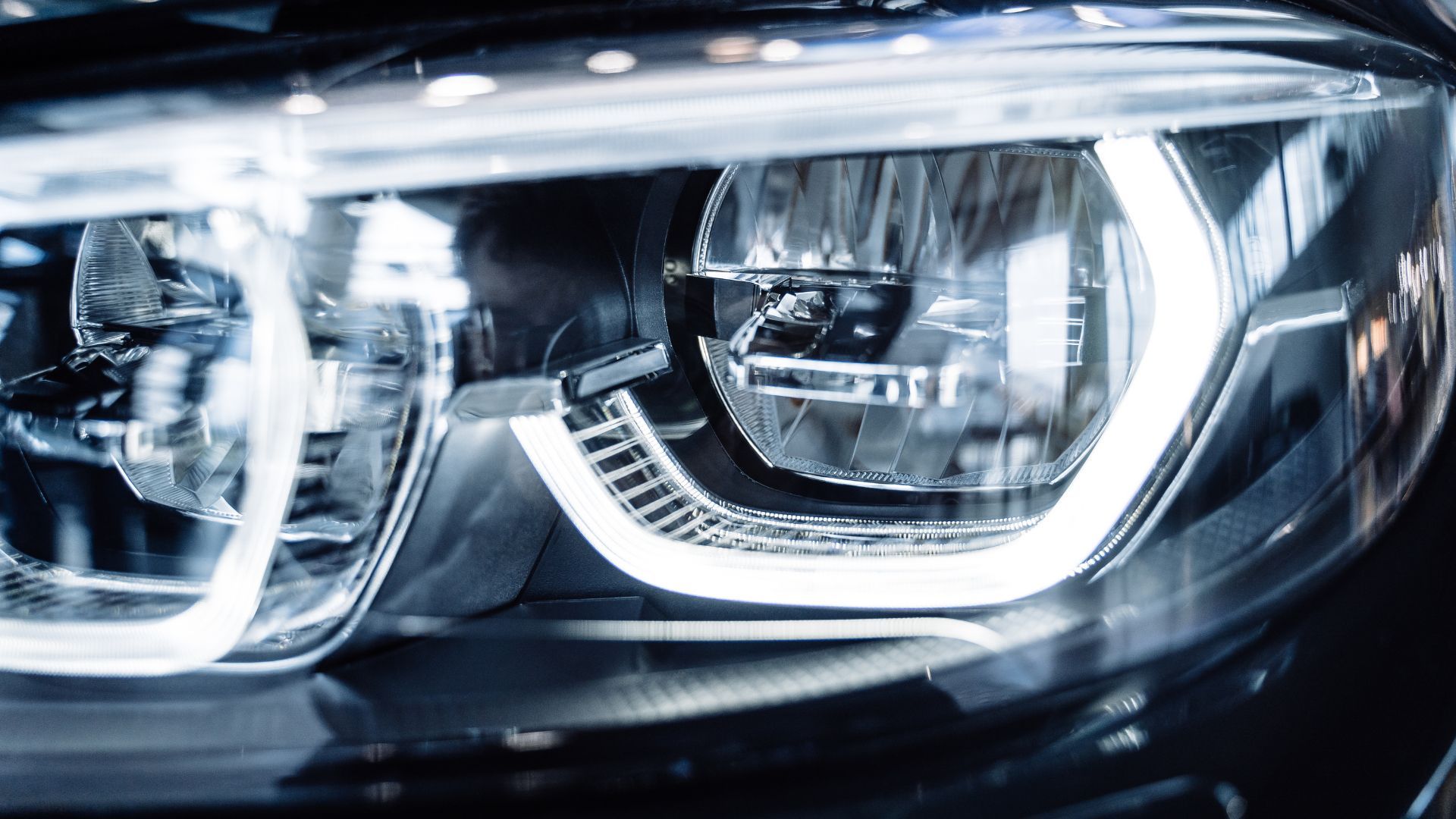 Los automóviles han sido adaptados con las tecnologías de luces para mejorar la calidad de los mismos.