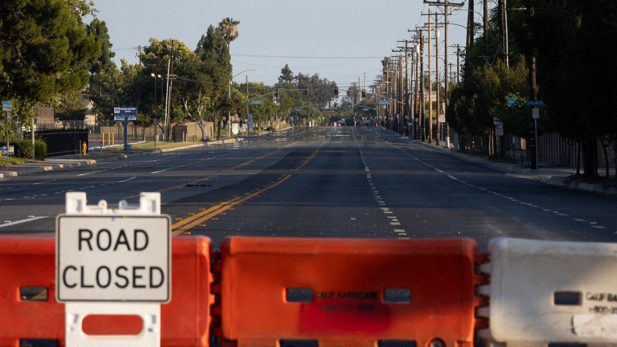 Las carreteras permanecen cerradas tras la evacuación de los residentes a raíz de una fuga química de un gran tanque de almacenamiento que amenazó las viviendas cercanas en Garden Grove, California