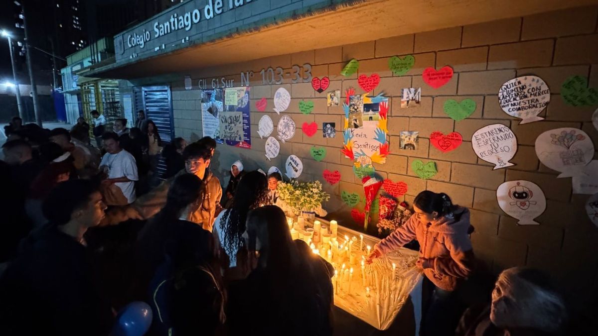 Velatón en Bosa por profesor asesinado: comunidad exige justicia y respuestas.