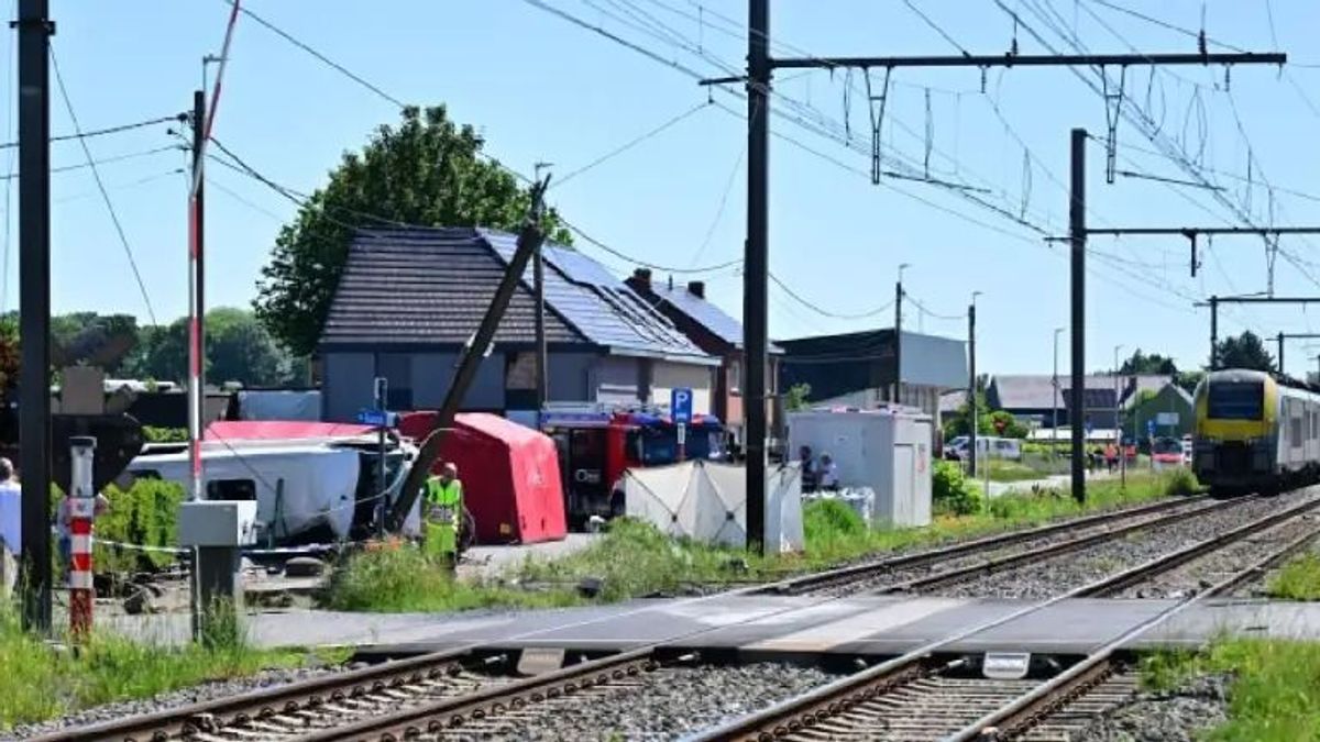 Imágenes del accidente entre un tren de pasajeros y un bus escolar en Bélgica.