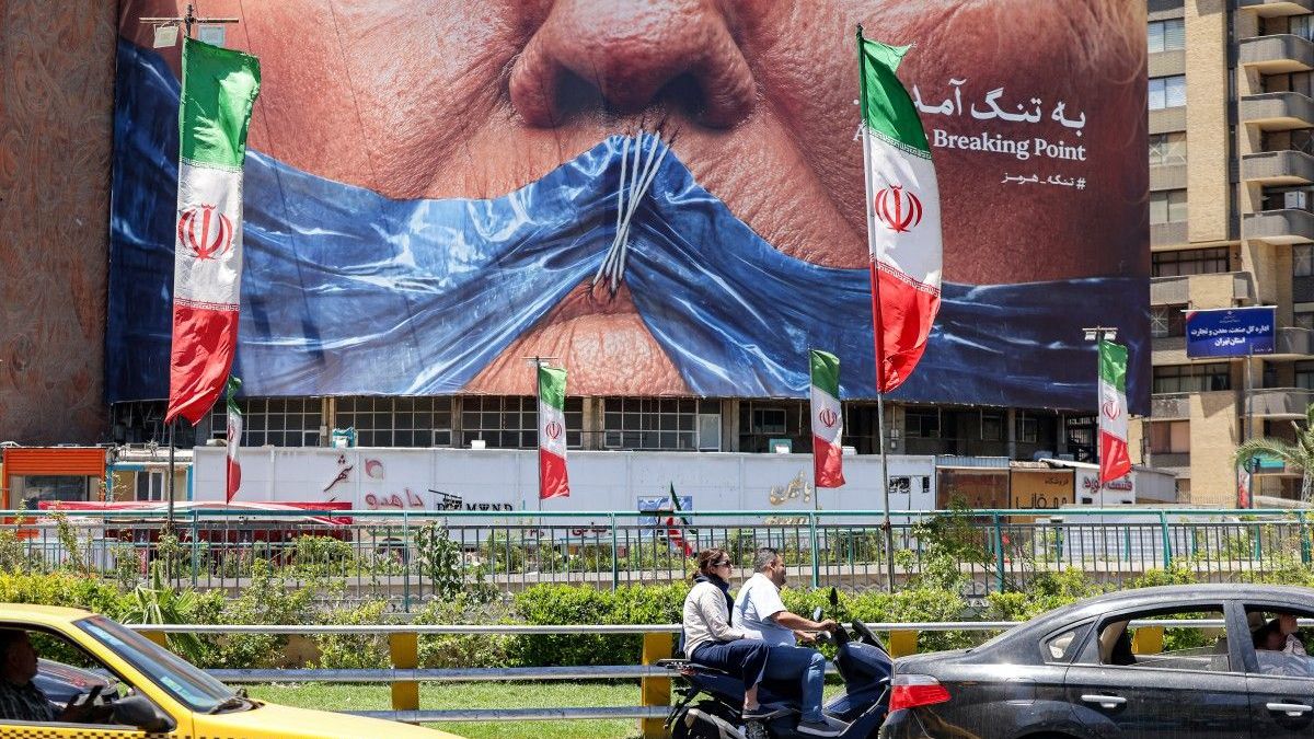 Valla publicitaria política con la imagen del presidente estadounidense Donald Trump y el estrecho de Ormuz en la plaza Valiasr de Teherán.